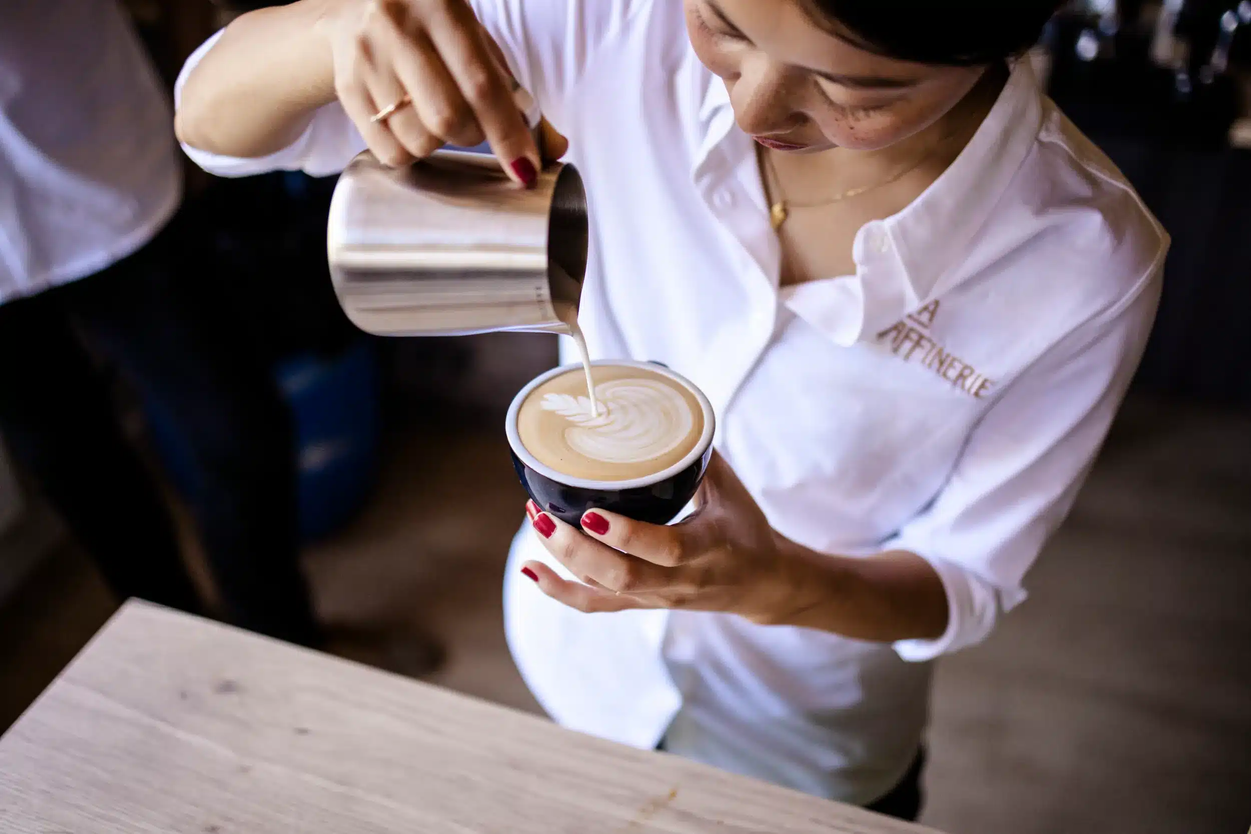 versement latte art tulipe